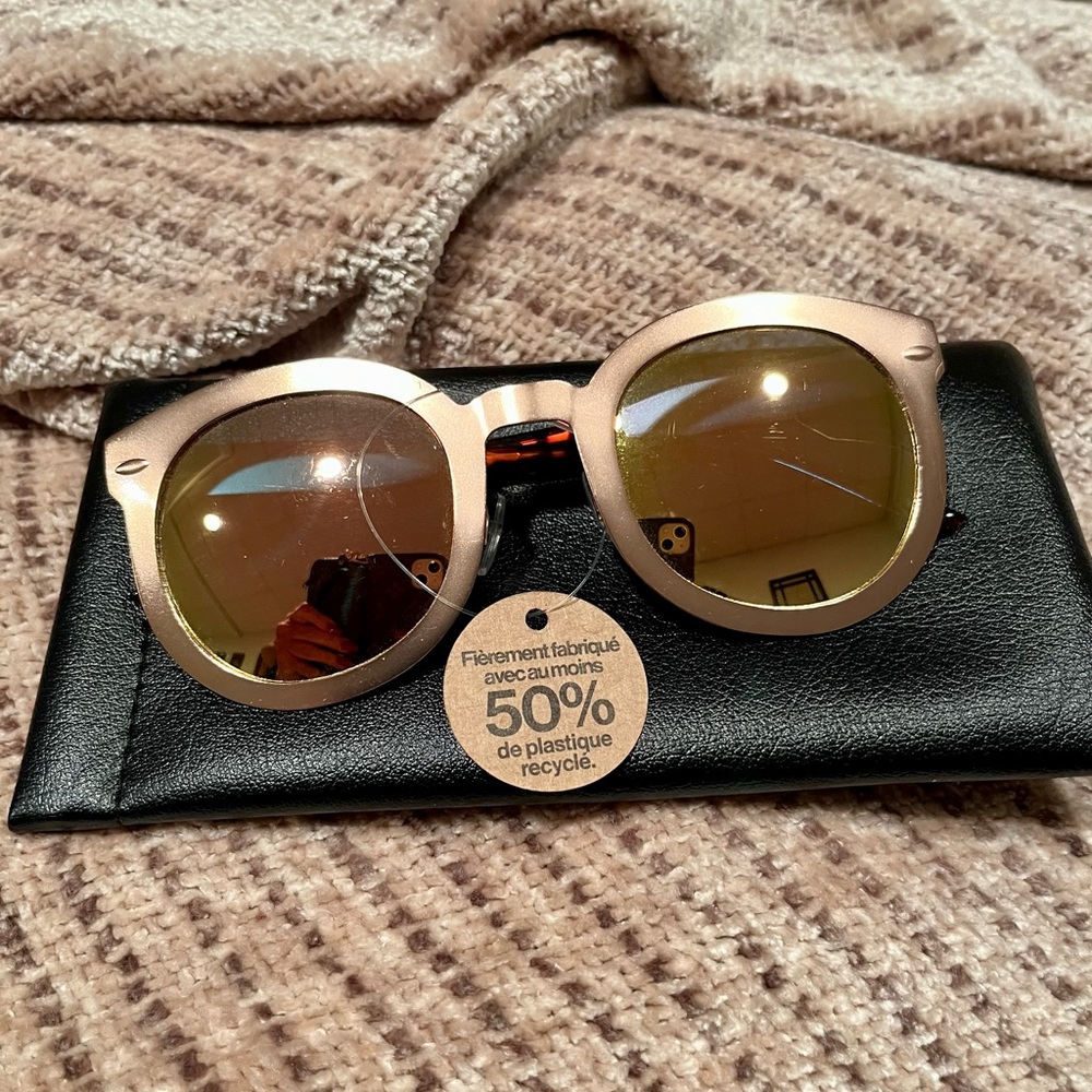 WOMEN’S (NWT) “FREE PEOPLE” GOLD MIRRORED SUNGLASSES WITH CASE